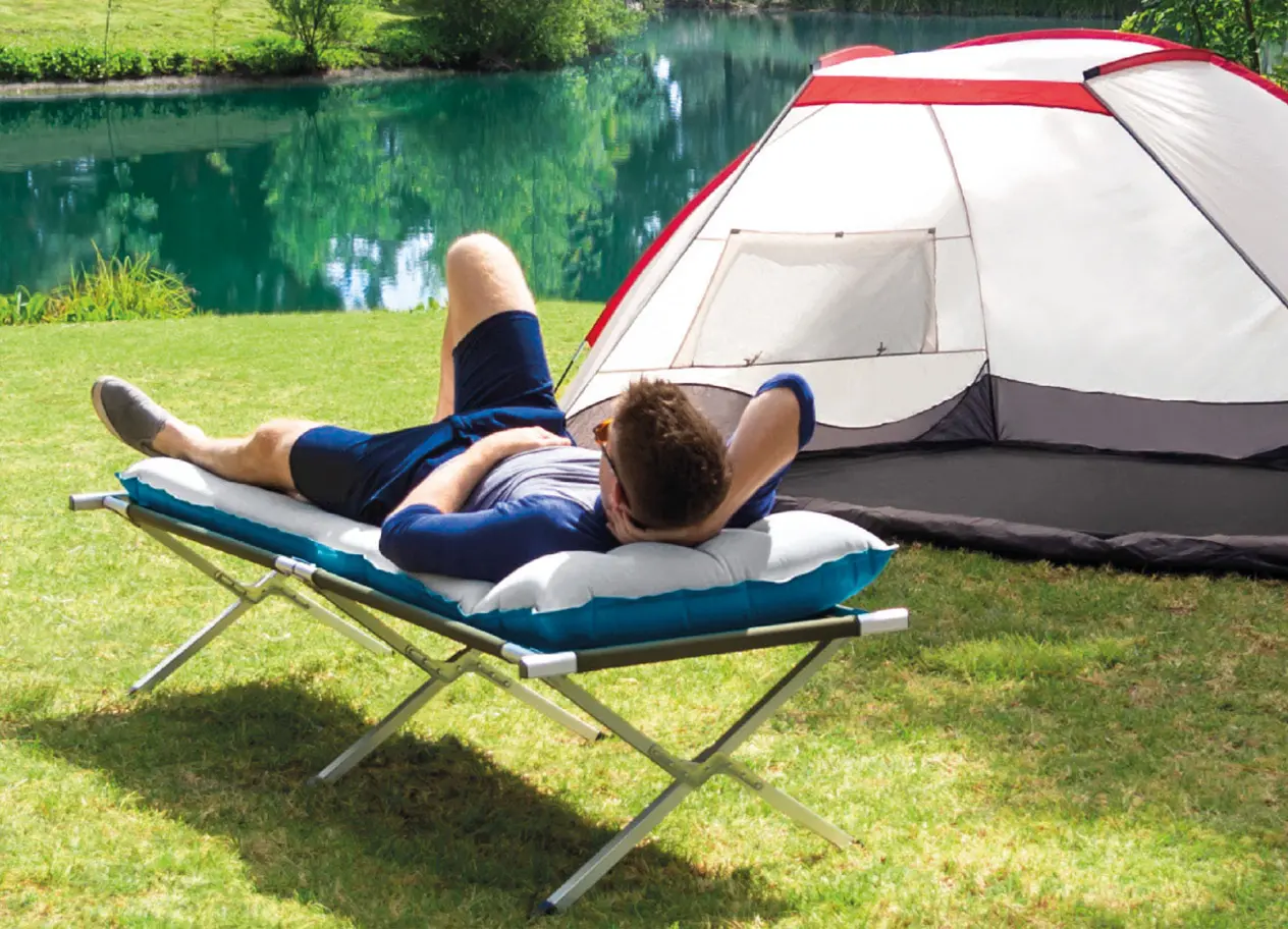 Uomo riposa sul materassino airbed camping